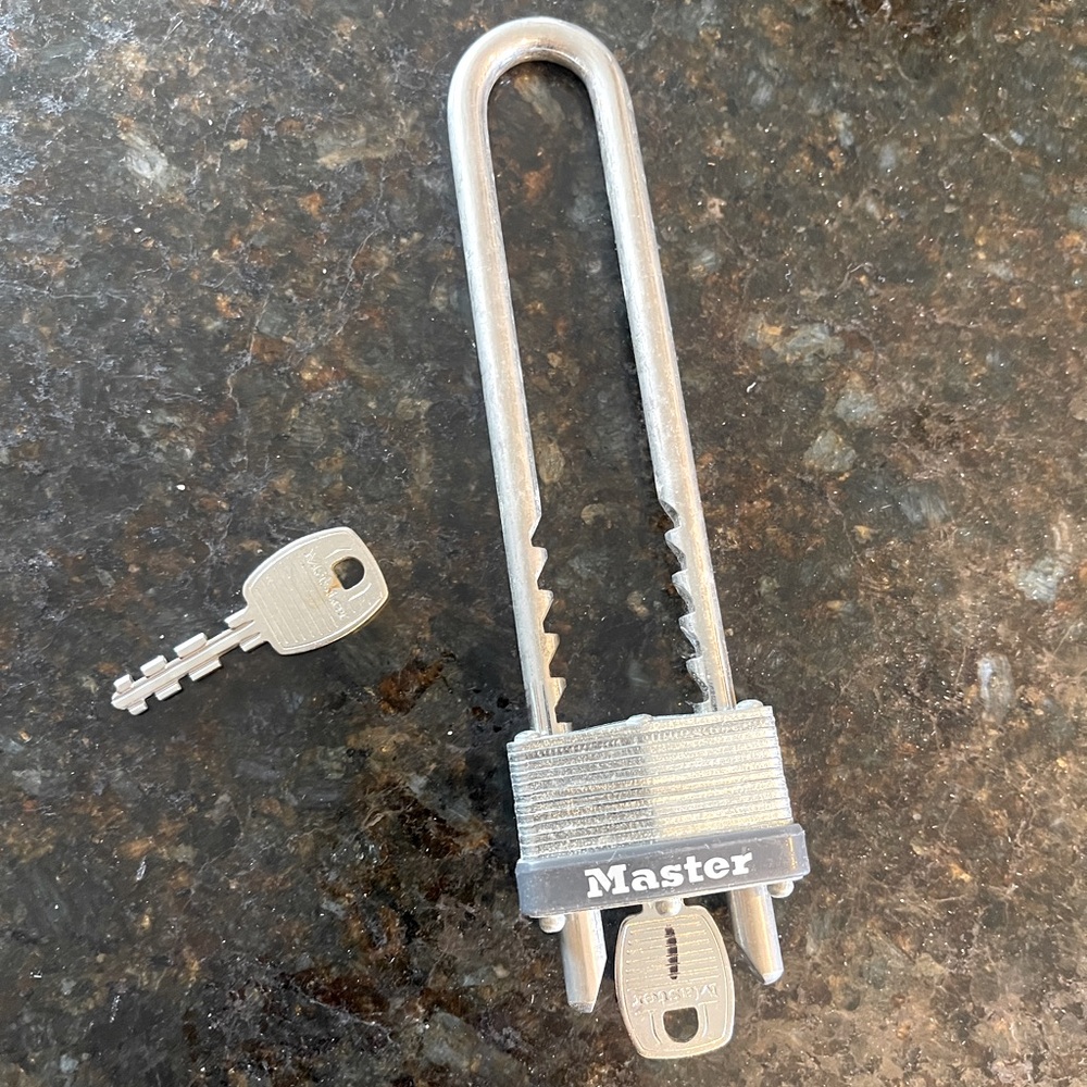 Master Lock 517D padlock with adjustable shackle & 2 keys. Good, used condition